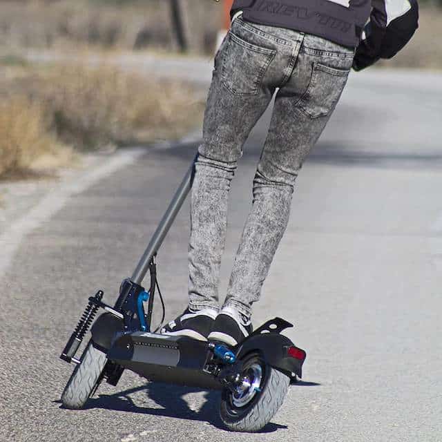 patinete eléctrico smartgyro speedway circulando